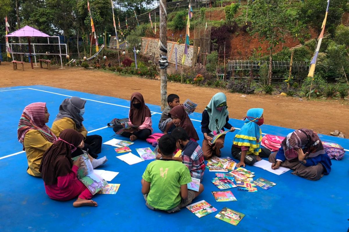 Kegiatan Kampus Mengajar Angkatan 1 yang diikuti oleh mahasiswa Universitas Negeri Yogyakarta (UNY) dan beberapa kampus lainnya di Majenang, Cilacap, Jawa Tengah. 
 