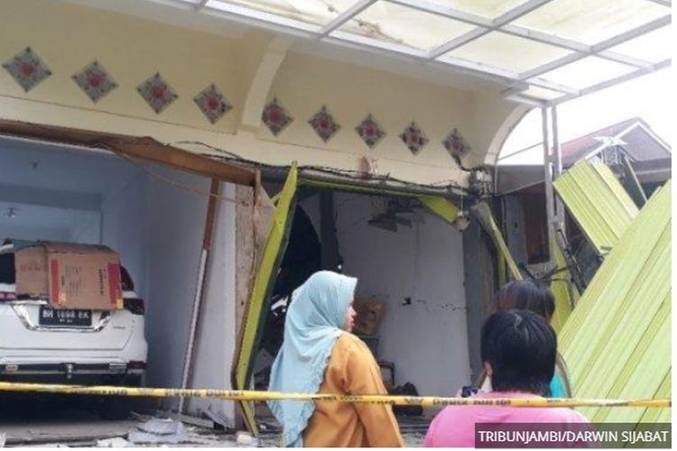 Masyarakat Kuala Tungkal, khusunya di jalan Sultan Taha, RT 10, Kelurahan Tungkal IV Kota, Kecamatan Tungkal Ilir dihebohkan dengan adanya suara dentuman yang begitu keras yang terjadi sekitar pukul 5:40 WIB 