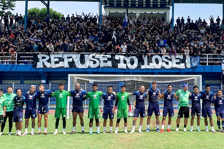 Jelang duel Persib Bandung vs Persija Jakarta, penggawa Maung mendapatkan dukungan penuh dari Bobotoh di sesi latihan Rabu (6/3/2024) di Stadion Persib, Sidolig. Duel big match pekan ke-28 Liga 1 2023-2024 itu akan digelar Sabtu (9/3/2024) di Si Jalak Harupat (SJH) Soreang, Kabupaten Bandung. 