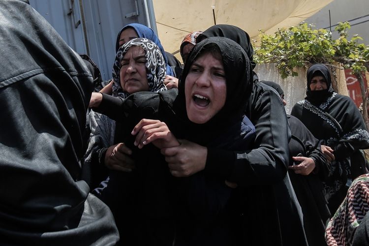 Keluarga salah satu korban meninggal dalam bentrokan di Jalur Gaza berteriak duka saat menghadiri pemakaman korban.