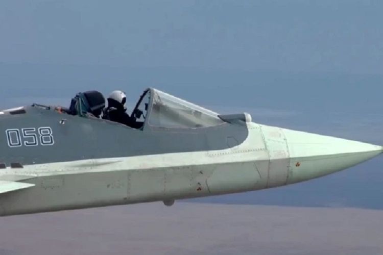 Video berdurasi tiga detik yang dirilis Kementerian Pertahanan Rusia memperlihatkan pilot jet tempur Sukhoi Su-57 terbang dalam keadaan kokpit terbuka.