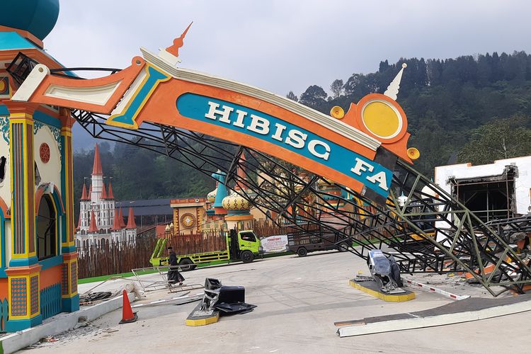 Pemprov Jawa Barat membongkar wahana rekreasi Hibisc Fantasy Puncak di Bogor, Jabar, Kamis (6/3/2025)