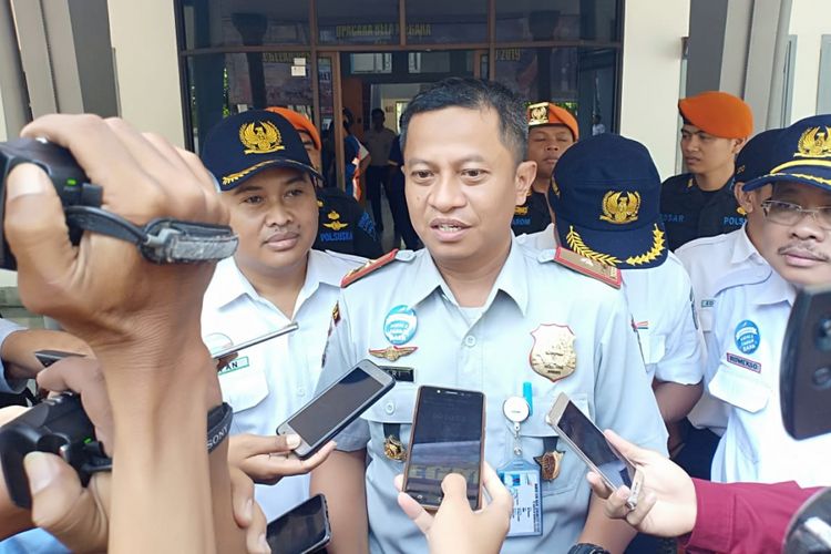 Kepala Daop 7 Madiun Heri Siswanto memberikan keterangan kepada media usai menggelar apel pasukan menyambut masa angkutan natal dann tahun baru, Rabu ( 19 / 12/2018).