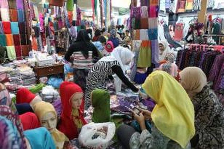 Ilustrasi: Warga berbelanja jilbab di Thamrin City, Jakarta Pusat beberapa waktu lalu.