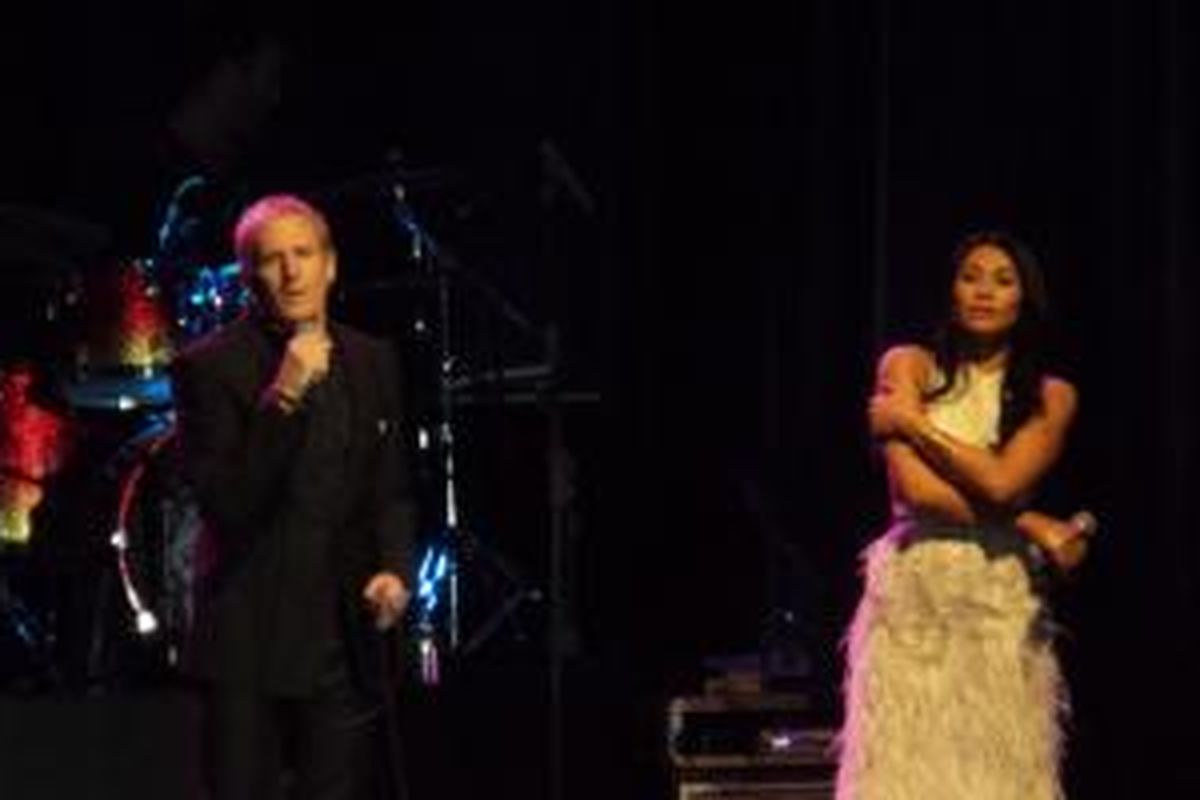 Michael Bolton berduet dengan Anggun C Sasmi dalam konser 'An Evening with Grammy Winner Michael Bolton', di The Kasablanka Hall, Mall Kota Kasablanka, Kuningan, Jakarta Selatan, Selasa (2/6/2015) malam. 