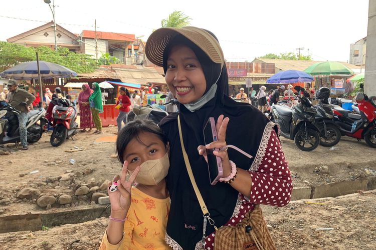 Dewi (33) seorang ibu yang tinggal di Pangkalan Jati, Kelurahan Cipinang Melayu, Kecamatan Makasar, Jakarta Timur, Kamis (17/8/2023). Kepada Kompas.com, Dewi mengungkapkan kekhawatirannya terkait kualitas udara Ibu Kota yang memburuk beberapa hari belakangan ini.