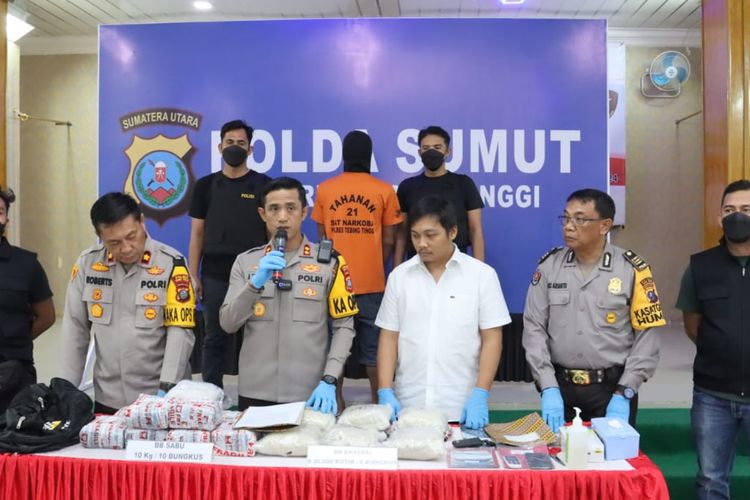 Kapolres Tebing Tinggi AKBP Andreas saat memaparkan kasus penangkapan kurir narkoba jaringan Malaysia, Rabu (31/1/2024).