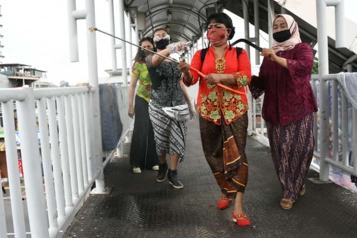 Ibu-ibu dari Persatuan Perempuan Peduli Pancasila (P4) merayakan peringatan Hari Kartini dengan melakukan penyemprotan disinfektan mengenakan kebaya di kawasan Terminal Kampung Melayu, Jakarta Timur, Selasa (21/4/2020).