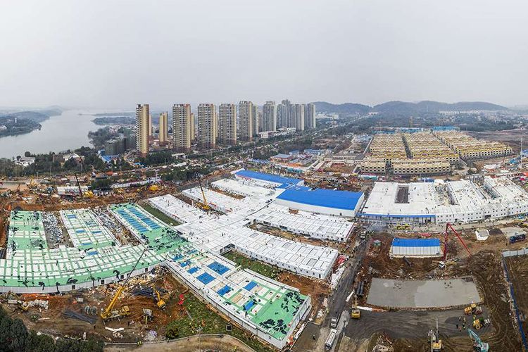 Pemandangan udara pembangunan rumah sakit Huoshenshan (Gunung Dewa Api) di Wuhan, Hubei, China, Minggu (2/2/2020). Huoshenshan, rumah sakit darurat khusus pasien corona dengan kapasitas 1.000 tempat tidur tersebut dibangun hanya dalam waktu 8 hari, dimulai pada 25 Januari lalu.