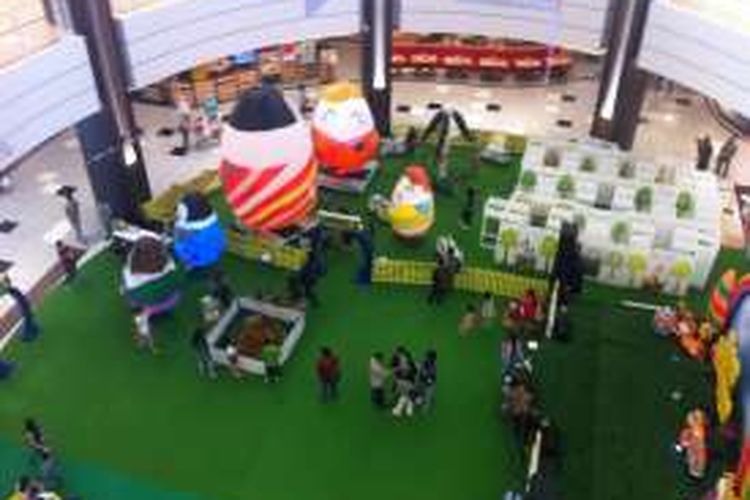 Pengunjung berada di area Main Atrium AEON Mall BSD City, Banten, Jumat (18/3/2016).