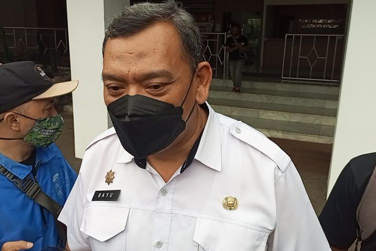 Kepala Diskominfo Kabupaten Bogor, Bayu Ramawanto saat memberikan keterangan mengenai penangkapan Bupati Bogor Ade Yasin di Cibinong, Kabupaten Bogor, Jawa Barat, Rabu (27/4/2022).