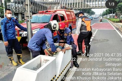 Pria Gangguan Jiwa Terperangkap di Pembatas Jalur Sepeda Sudirman