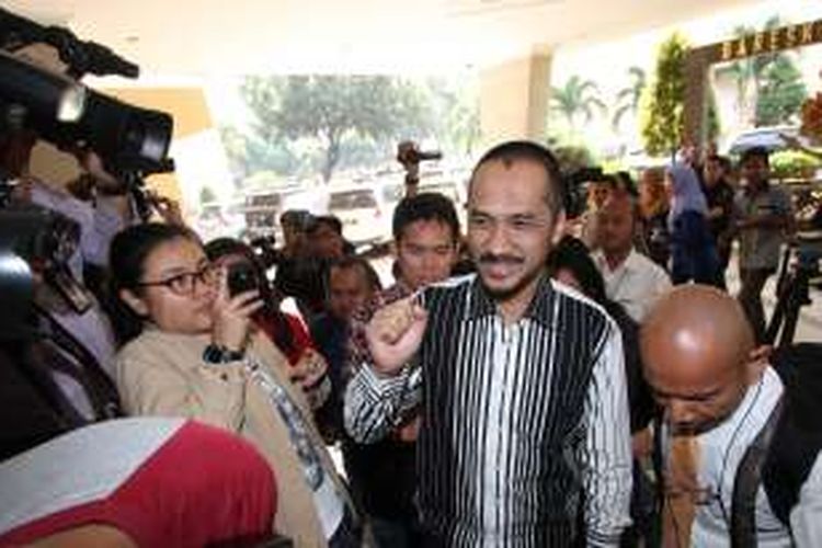 Ketua nonaktif Komisi Pemberantasan Korupsi Abraham Samad mendatangi Mabes Polri untuk menjalani pemeriksaan, Jakarta, Rabu (24/6/2015). Samad diperiksa sebagai tersangka kasus dugaan penyalahgunaan wewenang Ketua KPK atau yang biasa disebut kasus rumah kaca. TRIBUNNEWS/DANY PERMANA