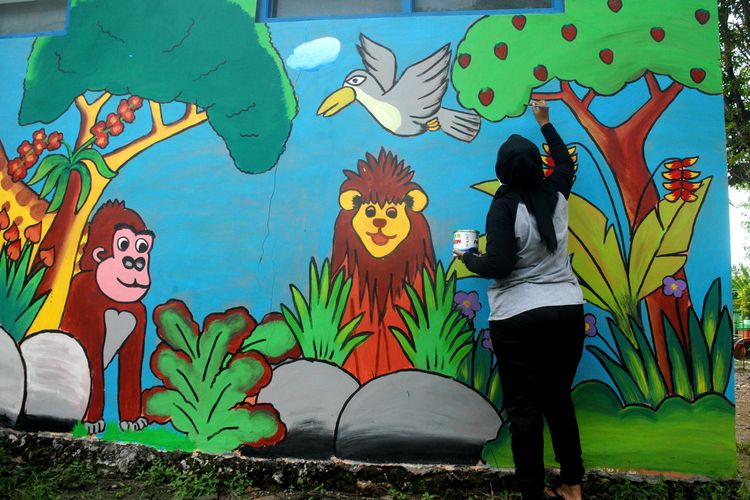 Para guru honorer merampungkan garapan melukis dinding TK Pertiwi Sulursari, Kecamatan Gabus, Kabupaten Grobogan, Jawa Tengah, Minggu (17/5/2020) pagi. Pekerjaan ini mereka lakoni untuk mendapatkan tambahan penghasilan di tengah situasi pandemi Covid-19.