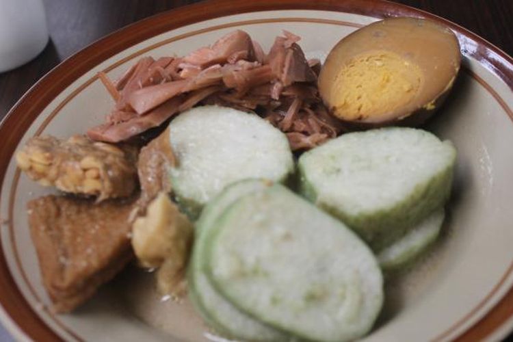 Kuline tradisional khas Kabupaten Kudus, Lentog Tanjung.  Makanan ini biasa dihidangkan pagi hari ketika sarapan.