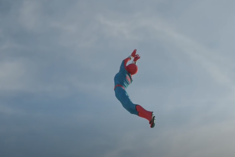 Ilustrasi Spider-Man terbang di atas wahana Web Slingers: A Spider-Man Adventure di Disney California Adventure Park, AS.