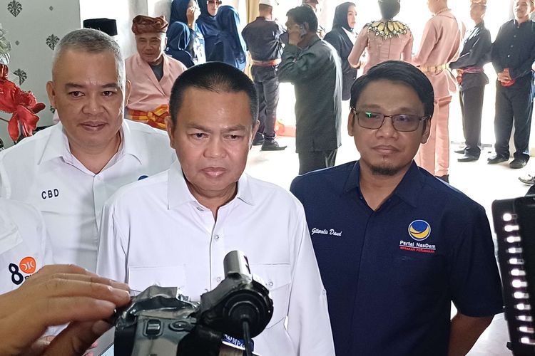 Sekretaris TPD Gorontalo Anies-Muhaimin, Rustam HS Akili (tengah) saat ditemui di Bandara Djalaluddin Gorontalo, Senin (8/1/2024).