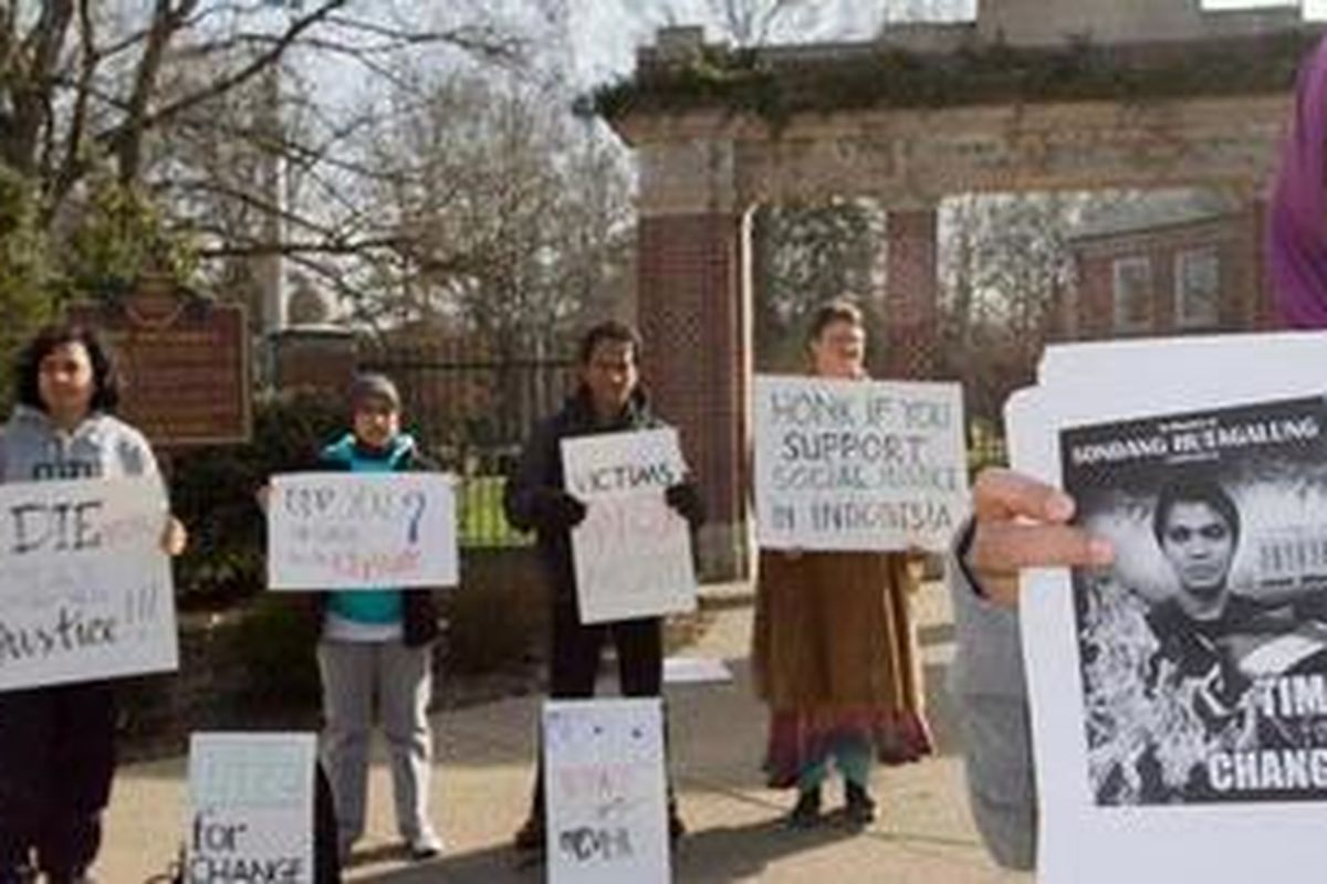 Puluhan mahasiswa Indonesia di Ohia Amerika Serikat, Selasa (13/12/2011) waktu setempat, berunjuk rasa soal kematian Sondang yang tewas dalam aksi bakar diri
