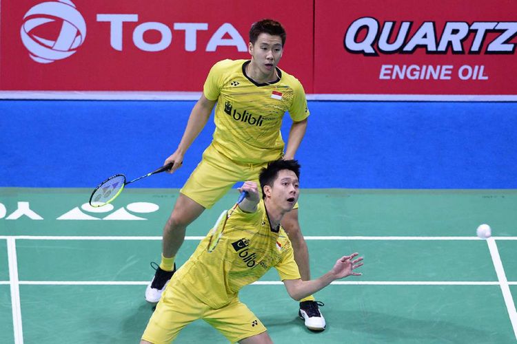 Pasangan ganda putra Indonesia, Kevin Sanjaya Sukamuljo (bawah) dan Marcus Fernaldi Gideon bertanding melawan ganda Denmark, Kim Astrup/Anders Skaarup Rasmussen di partai final Yonex-Sunrise India Open 2018 di New Delhi, India, Minggu (4/2/2018). Kevin/Marcus berhasil menggondol gelar juara setelah mengalahkan ganda putra Denmark tersebut.