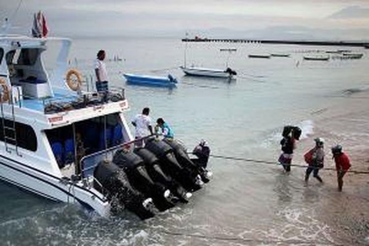 Kapal cepat berangkat menuju Sanur, Bali.