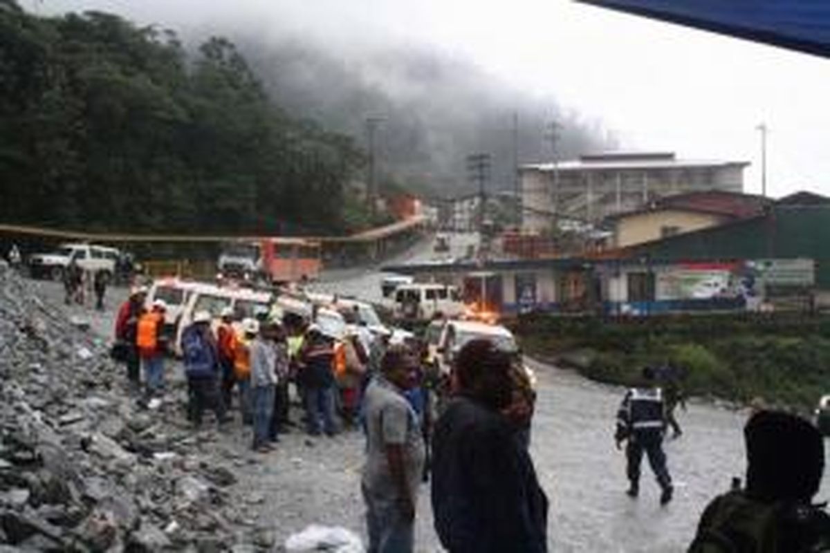 Pekerja tambang berkumpul dalam solidaritas bagi rekan-rekan mereka yang terjebak di terowongan yang runtuh di tambang Freeport Indonesia di Papua, Indonesia, 15 Mei 2013. Sebanyak 7 pekerja ditemukan tewas dan 21 orang belum ditemukan.