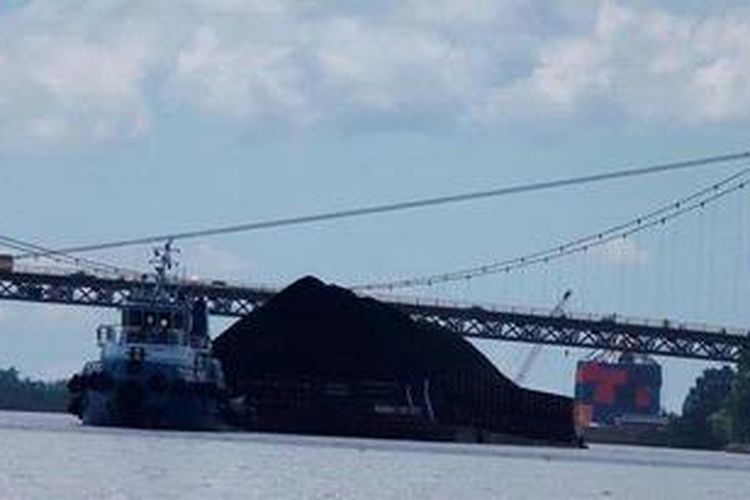 Sungai Barito di Kalimantan Selatan menjadi jalur angkutan batubara yang dimuat di tongkang dan ditarik kapal tunda. Pasokan batu bara dari Kalimantan untuk memenuhi kebutuhan industri dalam negeri dan diekspor.