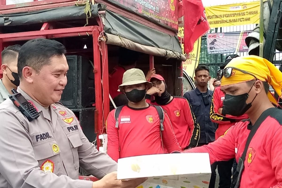 Kapolda Metro Jaya Irjen Pol Fadil Imran tampak hadir di tengah demo yang digelar oleh sejumlah aliansi petani di depan Gedung DPR/MPR, Jakarta, Selasa (27/9/2022) siang. Ia kemudian bagikan air mineral dan roti ke massa aksi.