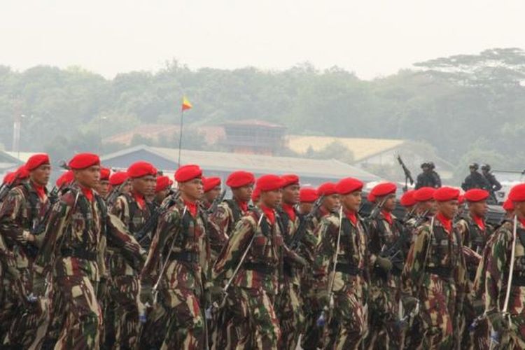 Anggota TNI dari Kopassus Sedang Melakukan Defile di HUT TNI 2012