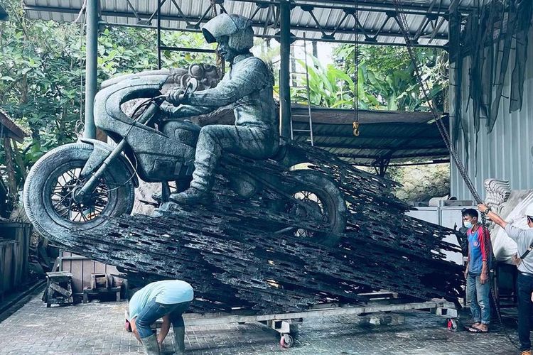 Penampakan patung Presiden Joko Widodo yang menaiki sepeda motor di NuArt Sculpture Park, Bandung, Jawa Barat. Patung Presiden Joko Widodo menaiki sepeda motor yang terbuat dari tembaga kuningan karya I Nyoman Nuarta tersebut memiliki tinggi 3,6 meter, panjang 6 meter dan akan dikirim ke Sirkuit Mandalika, Lombok pada Sabtu (19/2/2022) melalui jalur darat.