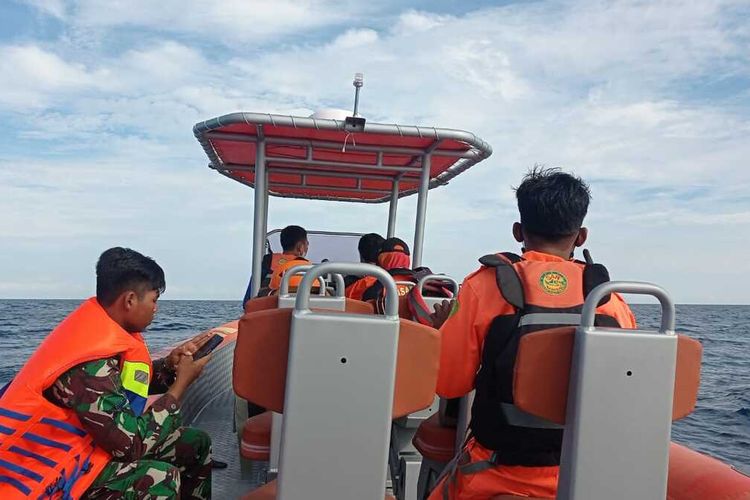 SAR Gabungan cari nelayan hilang di laut Desa Boneoge, Kamis (8/8/2022) 