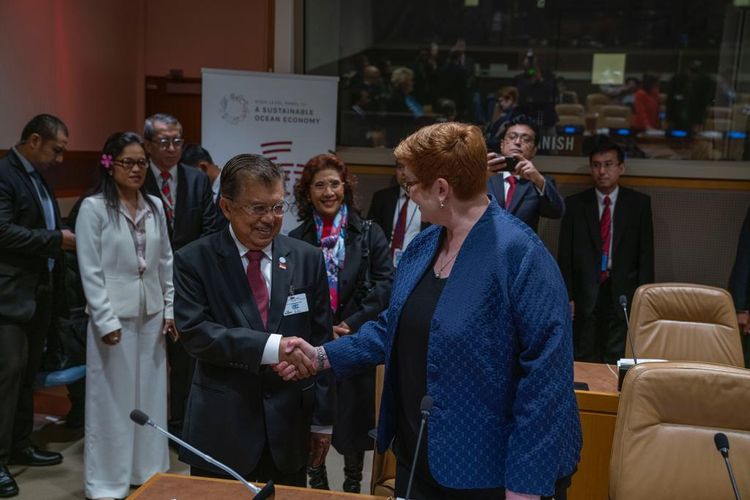 Wakil Presiden RI Jusuf Kalla didampingi Menteri Kelautan dan Perikanan Susi Pudjiastuti (belakang) seusai menghadiri High Level Panel on Building A Sustainable Ocean Economy yang merupakan rangkaian Sidang Umum PBB di New York, Amerika Serikat (AS), pada Senin (23/9/2019).