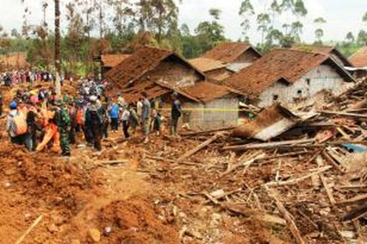 Kondisi Kampung Cibitung, Desa Margamukti, Kecamatan Pangalengan, Kabupaten Bandung pasca longsor. 