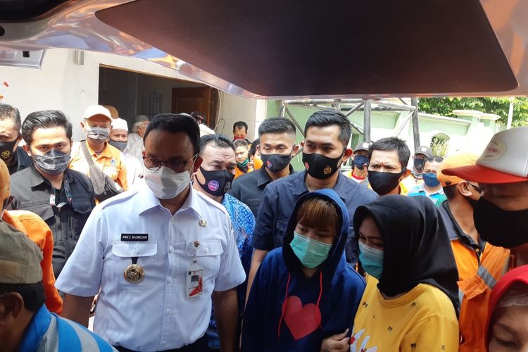 Gubernur DKI Jakarta Anies Baswedan usai menyolatkan dan mengantar jenazah Taka (43) anggota PPSU Kelurahan Kelapa Gading Barat yang jadi korban tabrak lari ke mobil ambulance 