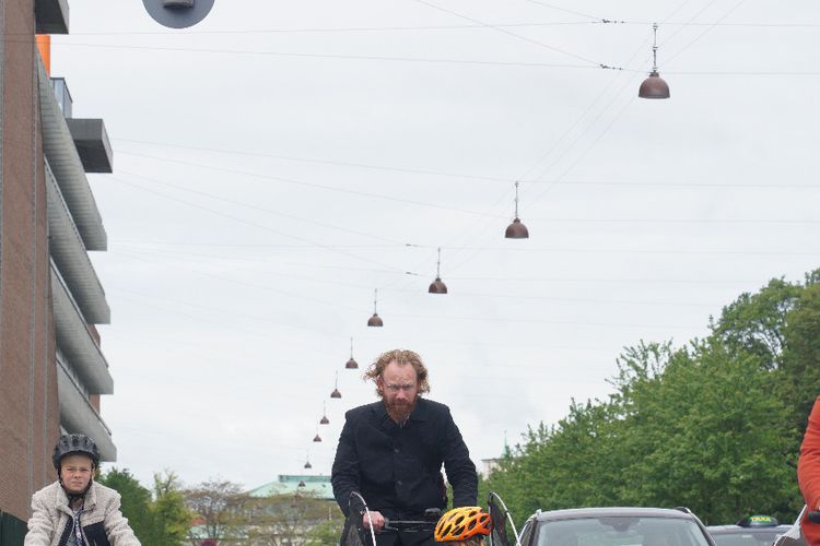 Pesepeda yang melaju berdampingan dengan kendaraan bermotor adalah pemandangan lazim di Kopenhagen. Para pengguna jalan di kota ini sudah sangat memahami aturan yang berlaku di jalan demi kenyamanan dan keselamatan.