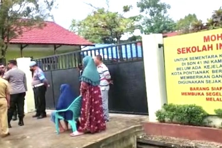 Warga yang mengaku sebagai ahli waris tanah menyegel Sekolah Dasar Negeri 41, Kecamatan Pontianak Utara, Kota Pontianak, Kalimantan Barat (Kalbar). 