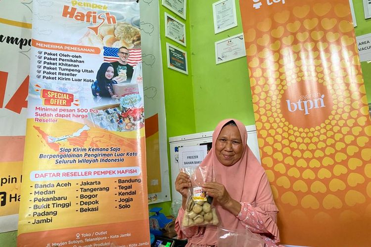 Pemilik usaha Pempek Hafish bernama Neng Maryani (58) di rumah produksi terletak di Kelurahan Simpang IV Sipin, Kecamatan Telaniapura, Kota Jambi, Kamis (10/3/2023). 