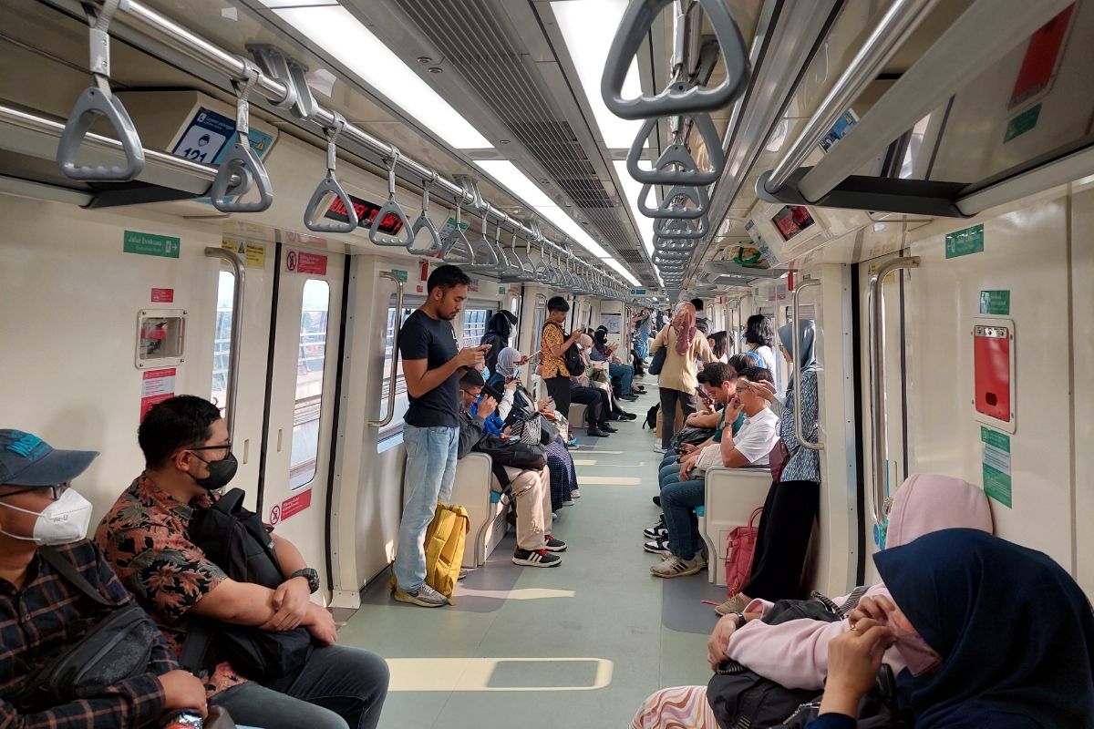 Suasana gerbong LRT Jabodebek rute Stasiun Harjamukti-Stasiun Dukuh Atas, Jumat (1/9/2023).