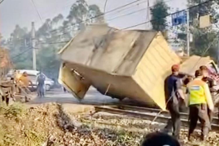 KRL vs Truk di Tangerang: Masinis Luka, Jadwal Kacau