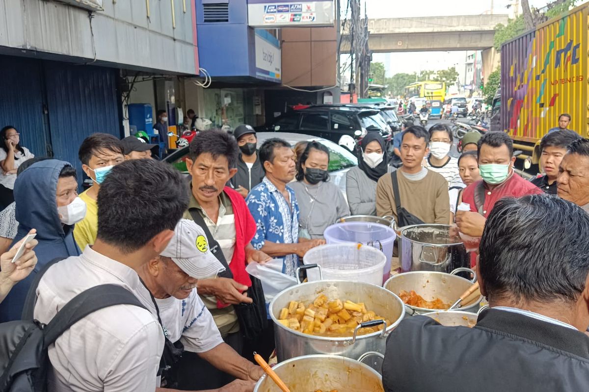 Suasana dagangan takjil Tri (45) di Jalan Mangga Besar, Jakarta Pusat, tambah ramai pembeli usai viral di Medsos.