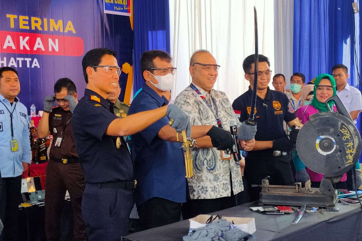 Kepala KPU Bea dan Cukai Tipe C Soekarno-Hatta Gatot Sugeng Wibowo bersama dengan perwakilan instansi lain sedang memperlihatkan beberapa senjata api dan senjata tajam yang akan dimusnahkan hari ini,  Kamis (16/3/2023). Pemusnahan ini dilakukan di Kantor Bea Cukai Tipe C Soekarno-Hatta.