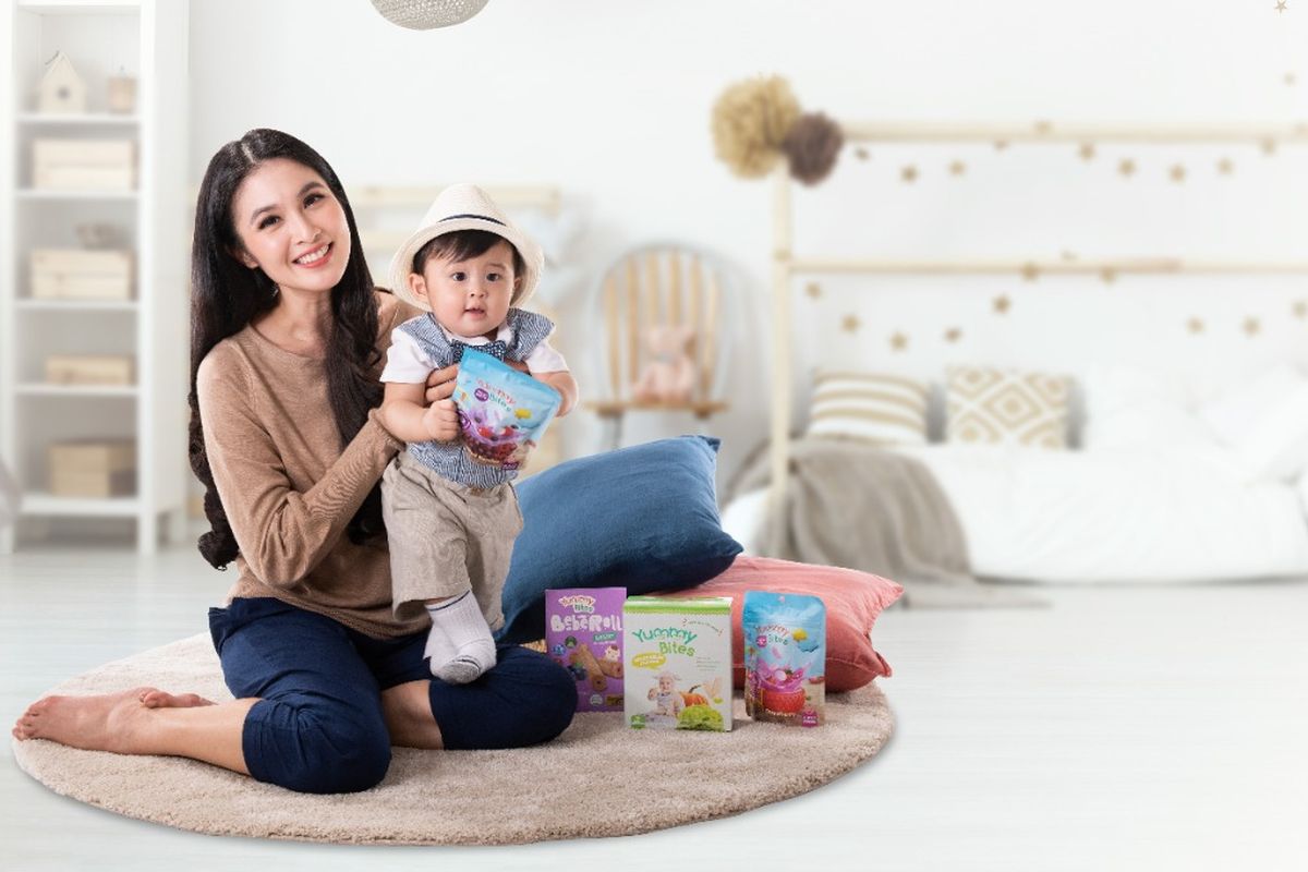 Sandra Dewi bersama anak bungsunya.