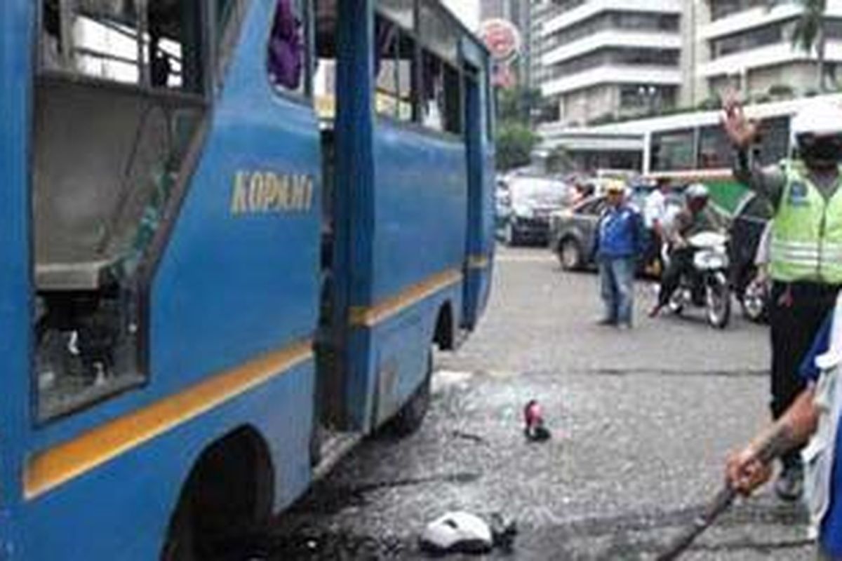 Bus Kopamijaya menabrak pengendara motor di depan pusat perbelanjaan Sarinah Thamrin, Jakpus, Senin (14/6/2010).