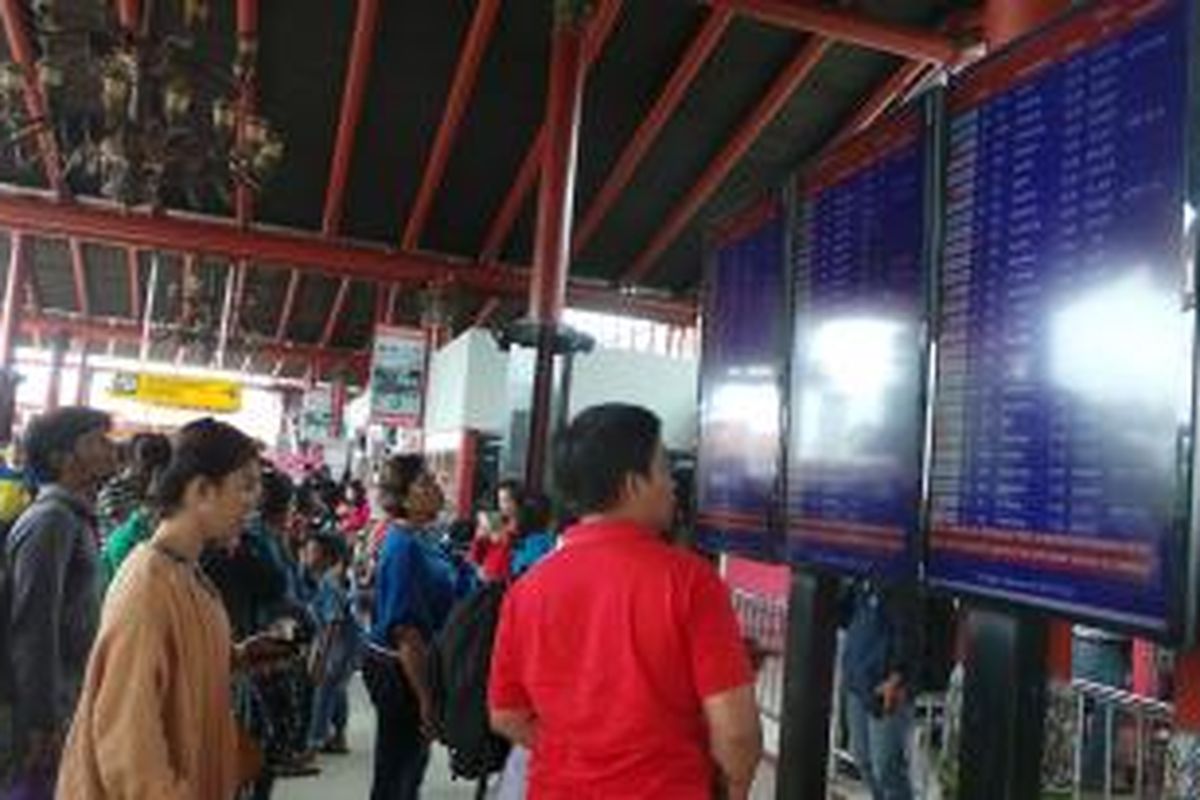 Penumpang depan loket Lion Air di terminal 1B Bandara Soekarno Hatta, Cengkareng, Tengerang. Kamis (19/2/2015).