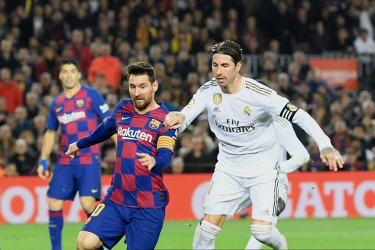 Lionel Messi dan Sergio Ramos terlibat duel dalam laga Barcelona vs Real Madrid di Stadion Camp Nou, Rabu (18/12/2019) atau Kamis dini hari WIB. 