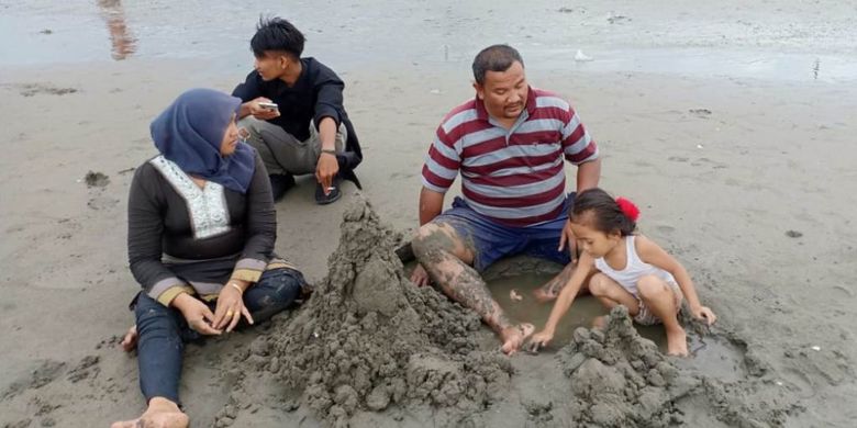 Wisatawan bermain pasir di Pantai Ujong Blang, Kota Lhokseumawe, Rabu (16/5/2018).