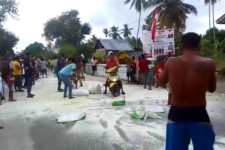 Warga di Desa Waraloin, Kecamatan taniwel Timur, Kabupaten Seram Bagian Bagat, Maluku ramai-ramai menumpah sekirar dua ton beras di jalan di depan baia desa tersebut, Sabtu (27/11/2021).