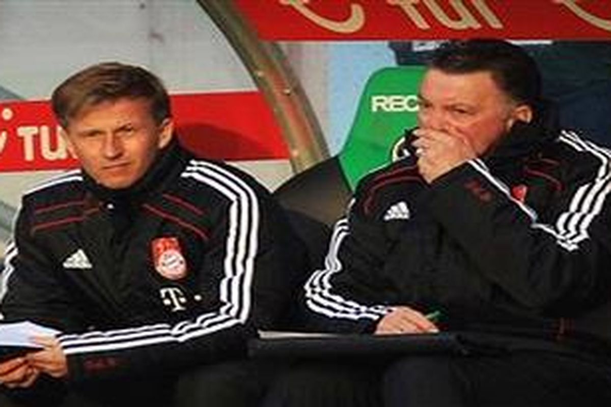 Louis van Gaal (kanan) dan Andries Jonker