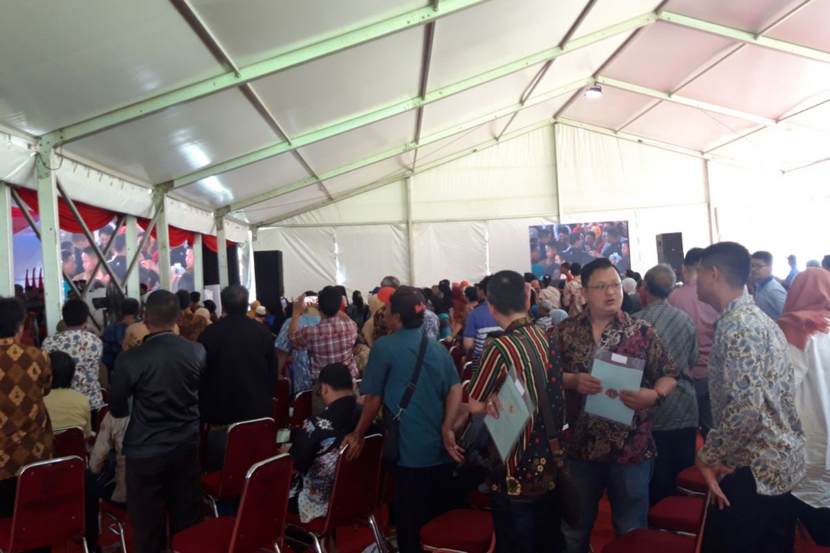 Warga Jakarta Pusat menunggu pembagian sertifikat oleh Presiden Joko Widodo, di Lapangan Arcici, Rawasari, Jakarta Pusat, Sabtu (26/1/2019)