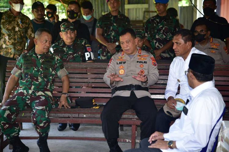 Wakil Gubernur Maluku, Barnabas Orno, Kapolda Maluku, Irjen Pol Lotharia Latif, Pangdam XVI Pattimura, MayjenTNI Richard Tampubolon dan Bupati Maluku Tengah Tuasikal Abua mengunjungi Desa Kariu, kecamatan Pulau Haruku, Kamis (27/1/2022)