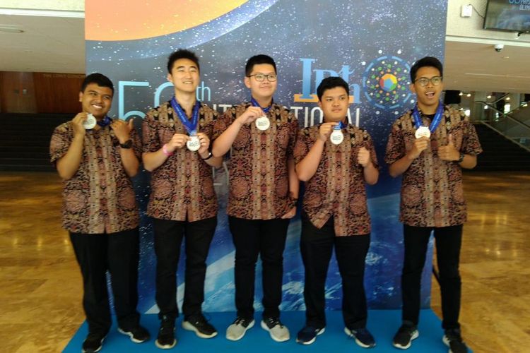 Dalam Olimpiade Fisika Internasional (IPhO) ke-50 di Israel (7-15 Juli 2019), Tim Olimpiade Fisika Indonesia meraih 4 medali perak dan 1 medali perunggu. 